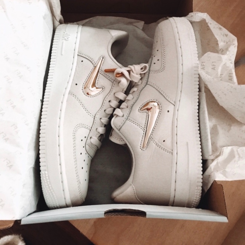 ISO these shoes (size 10) !!!!!